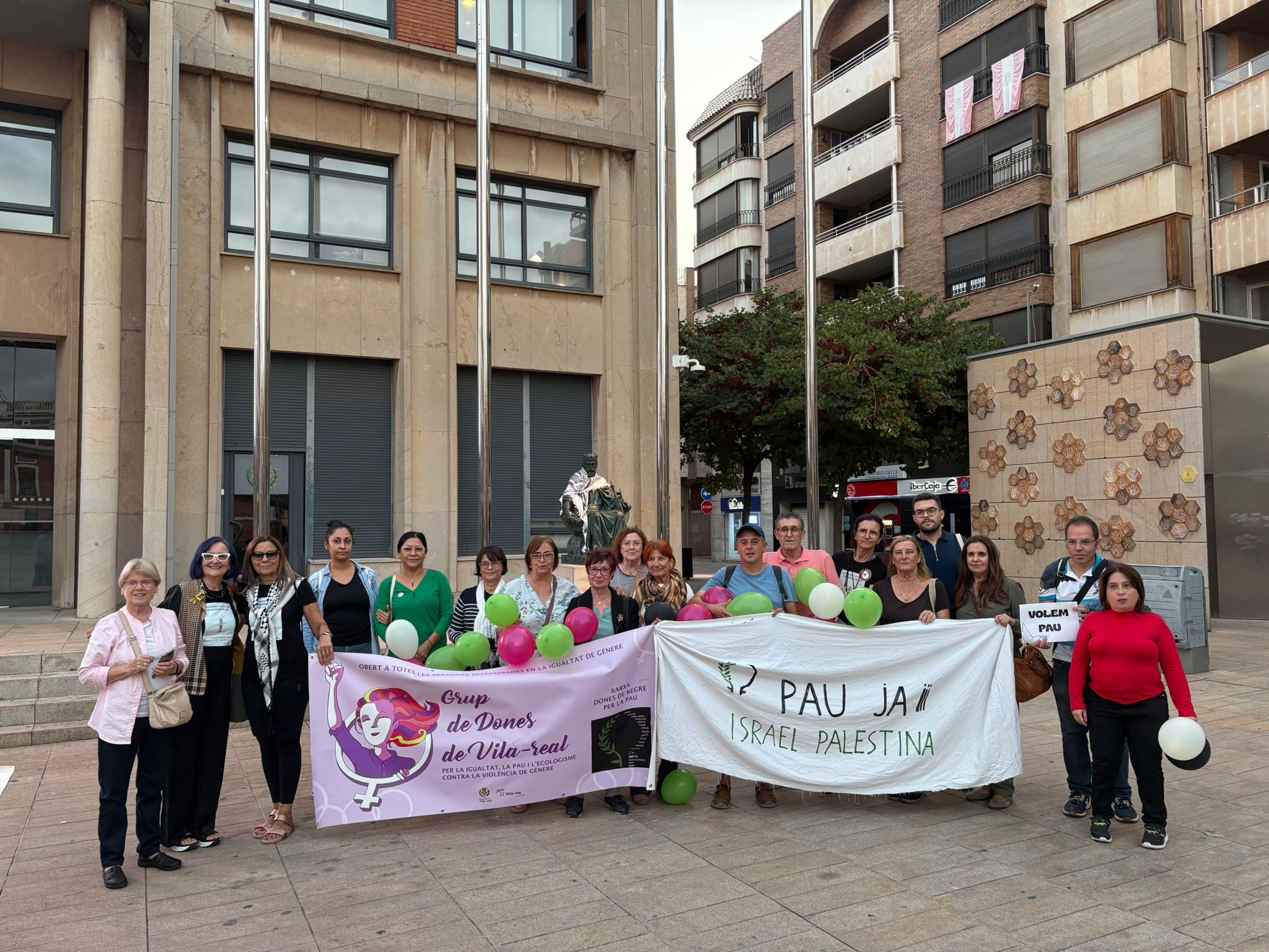 Concentració davant les portes de l'Ajuntament (02/10/2025) convocada pel Grup de Dones de Vila-real i Dones de Negre Vila-real