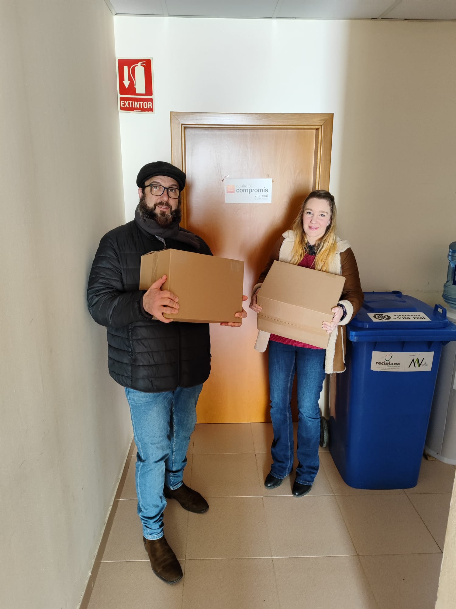 El regidor, Santi Cortells, i la portaveu, Maria Fajardo, carreguen caixes amb documentació